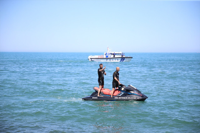 Serinlemek için denize giren üç liseli dehşeti yaşadı! - Resim: 0