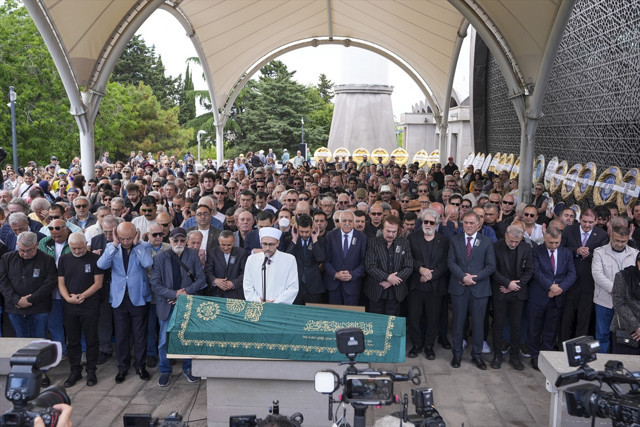 İlhan Şeşen'in cenazesi töreninde talihsiz olay! Eşi Arzu ve kızı Melis Şeşen konuştu - Resim: 3