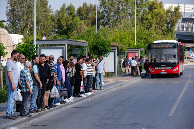 İzmir Büyükşehir Belediyesi'nde 23 bin işçi greve çıktı! Pankartı belediye binasına astılar - Resim: 3