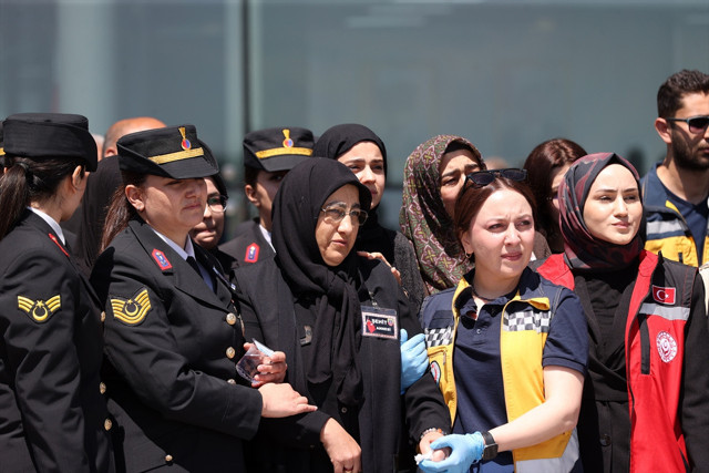 Şehit askere veda! Emre Polat Sivas'ta son yolculuğuna uğurlandı, 2 küçük çocuk babasıymış... - Resim: 1