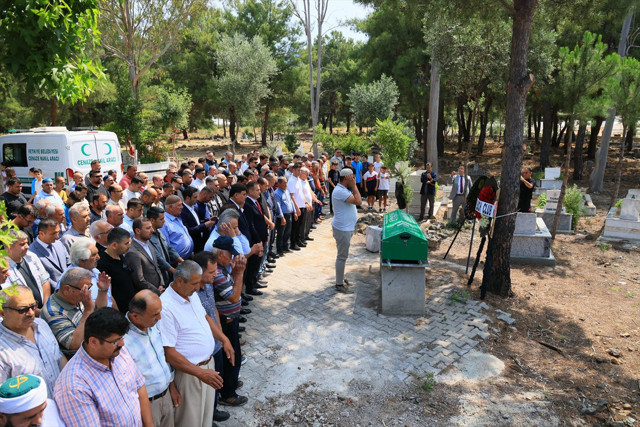 Fethiye'de depremde panikatak geçirerek ölen Afranur toprağa verildi - Resim: 0