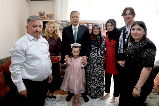 Bakan Yerlikaya’dan şehit ailesine bayram ziyareti - Resim: 0