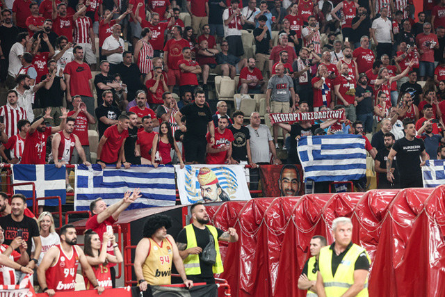 Ergin Ataman'a lazer tuttular Yunan bayrakları açtılar - Resim: 0