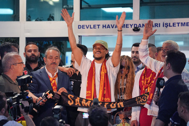 Leroy Sane İstanbul'a geldi taraftara 'üçlü' çektirdi - Resim: 1