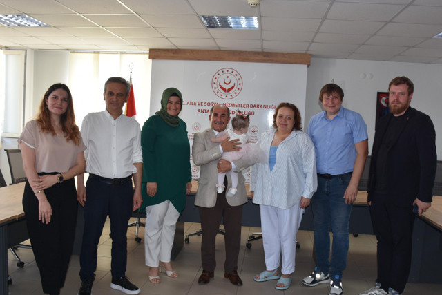 Antalya Havalimanı'nda tuvalette bulunan bebek, Rus yetkililere teslim edildi - Resim: 0