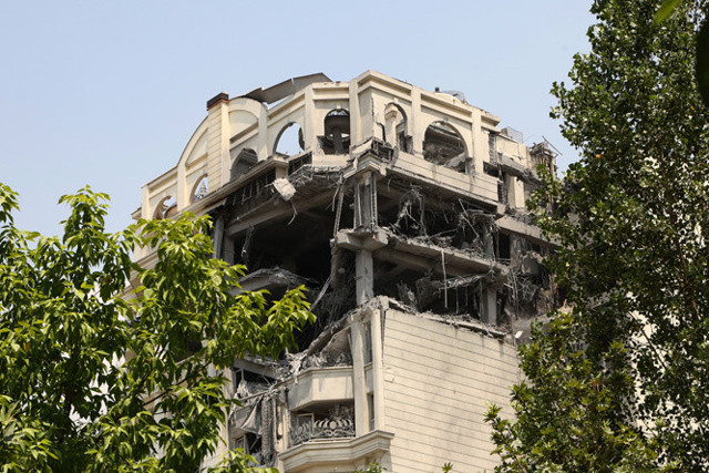 İsrail durmuyor! İran'a art arda saldırılar, havalimanı çevresinde patlamalar... - Resim: 0