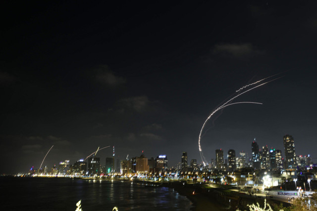 İran misilleme yaptı İsrail'i 150 hipersonik füzeyle vurdu Tel Aviv ateş içinde - Resim: 4