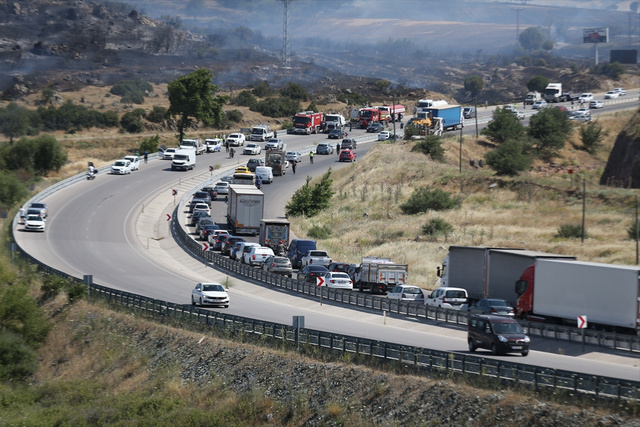 Çanakkale'de yangın paniği! Tarım arazisinde başladı ormana sıçradı, bu yolu kullananlar dikkat - Resim: 0