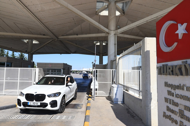 Sıla yolundaki gurbetçiler Türkiye'ye kavuşmanın mutluluğunu yaşıyor - Resim: 2