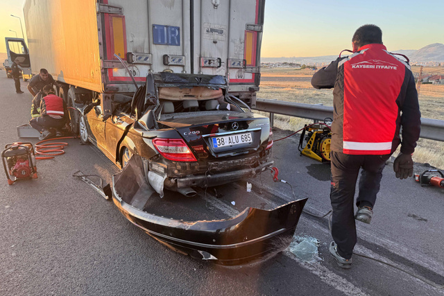 Kayseri'de korkunç kaza! Otomobil tıra çarptı, sürücü oracıkta can verdi - Resim: 1