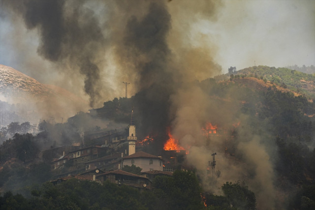 Yangında evlerini kaybettiler! Ödemişli vatandaşlar yaşadıklarını anlattı - Resim: 0
