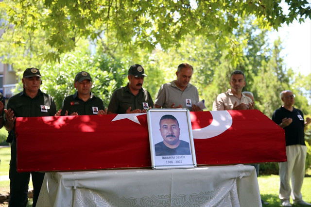 Şehit dozer operatörü İbrahim Demir'e veda! Gözyaşları sel oldu - Resim: 2