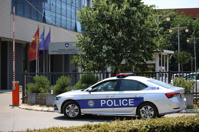 Kosova'da meclis bomba ihbarı nedeniyle boşaltıldı - Resim: 1