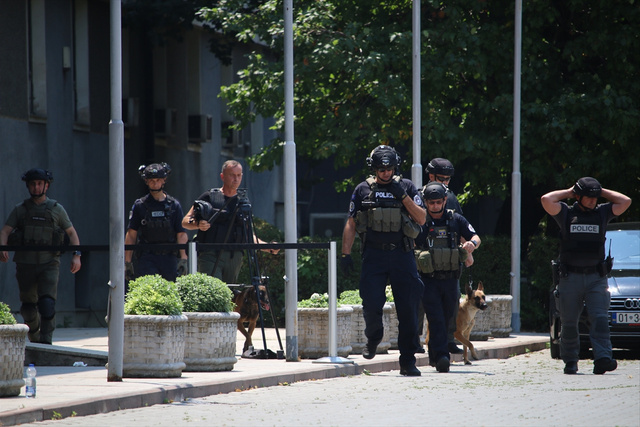 Kosova'da meclis bomba ihbarı nedeniyle boşaltıldı - Resim: 0