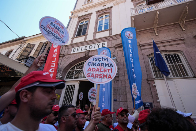 İzmir Büyükşehir Belediyesi'nin işten çıkardığı işçiler eylem başlattı - Resim: 1