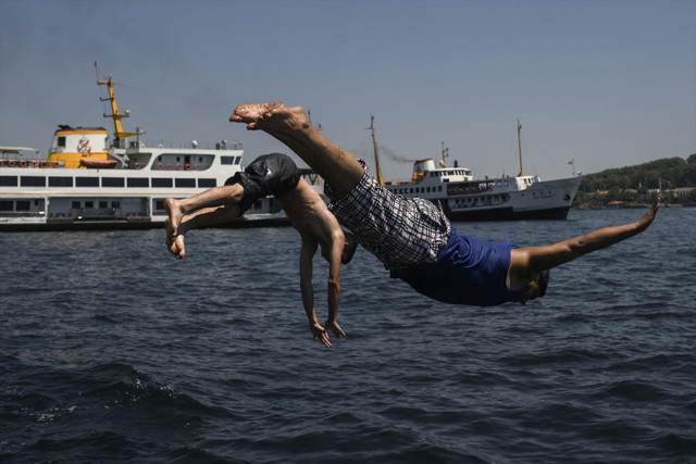 İstanbul'da sıcak havadan bunalanlar sahil ve parklarda vakit geçirdi - Resim: 2