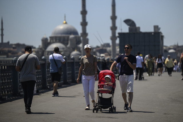 İstanbul'da sıcak havadan bunalanlar sahil ve parklarda vakit geçirdi - Resim: 3