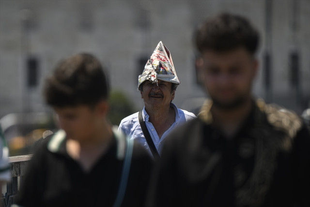İstanbul'da sıcak havadan bunalanlar sahil ve parklarda vakit geçirdi - Resim: 0