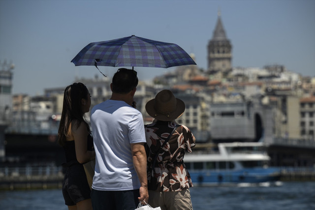 İstanbul'da sıcak havadan bunalanlar sahil ve parklarda vakit geçirdi - Resim: 1