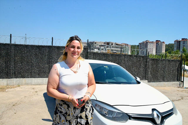 Seyir halindeyken direksiyonda kertenkeleyi gören kadın sürücü şoka girdi - Resim: 1