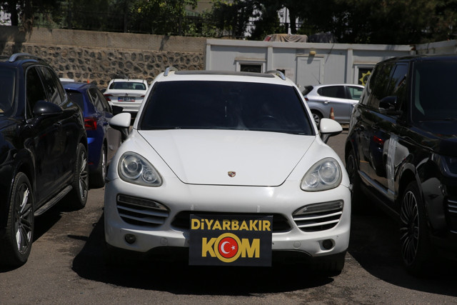 Diyarbakır merkezli operasyonda gümrük kaçağı 10 lüks araç ele geçirildi - Resim: 1