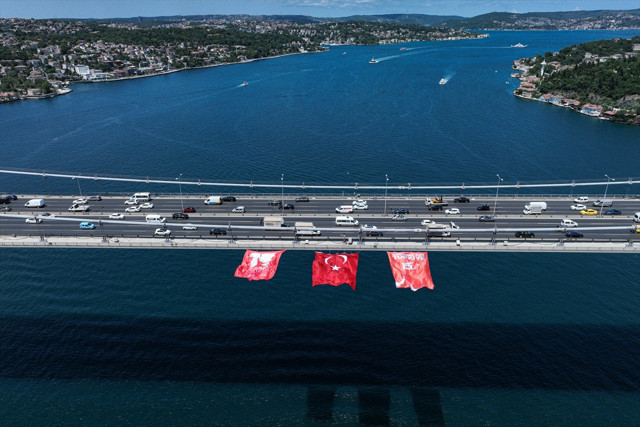 İstanbul Boğazı'ndaki köprülere Türk bayrağı asıldı - Resim: 0
