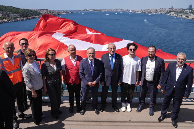 İstanbul Boğazı'ndaki köprülere Türk bayrağı asıldı - Resim: 1