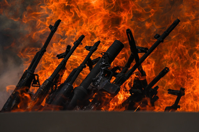 pkk, pkk silah bırakma, pkk silah yakma görüntüleri
