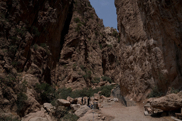 pkk, pkk silah bırakma, pkk silah yakma görüntüleri , pkk mağara 