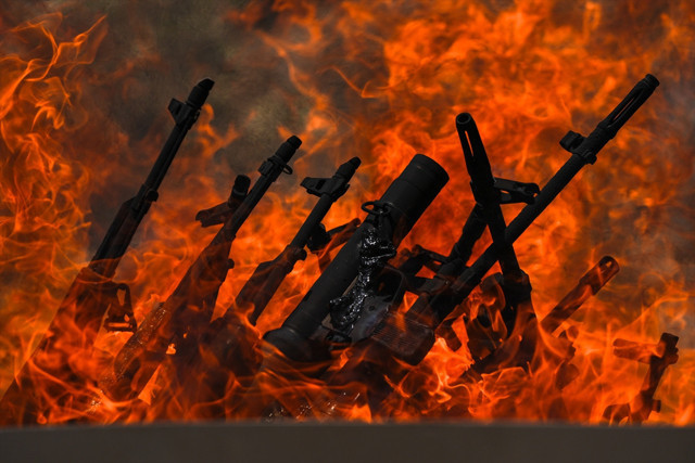 pkk, pkk silah bırakma, pkk silah yakma görüntüleri 