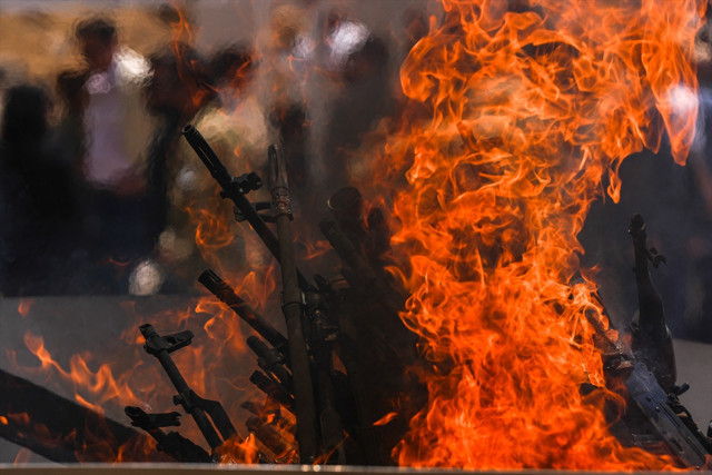 pkk, pkk silah bırakma, pkk silah yakma görüntüleri 