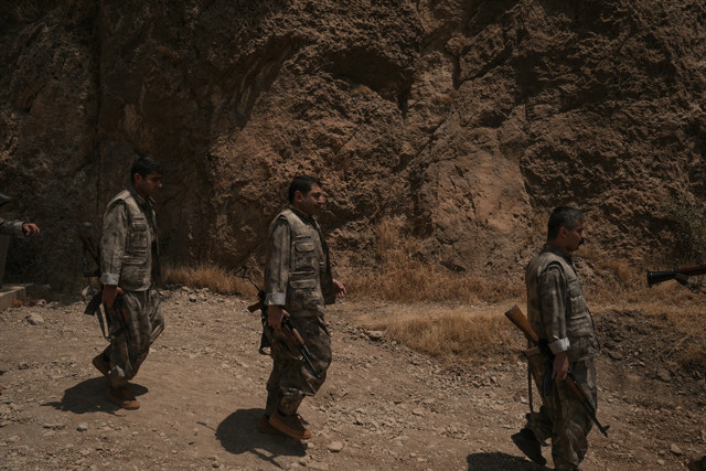 pkk, pkk silah bırakma, pkk silah yakma görüntüleri 
