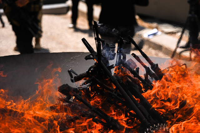 pkk, pkk silah bırakma, pkk silah yakma görüntüleri 