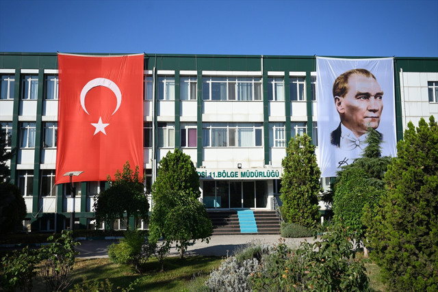 Trakya'da kamu binalarına "Terörsüz Türkiye"ye destek için Türk bayrağı asıldı - Resim: 1