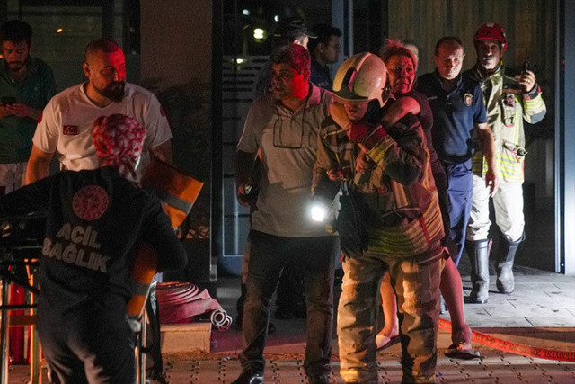 Ankara Çankaya'da 26 katlı binada çıkan yangında 1'i bebek 3 kişi öldü - Resim: 3