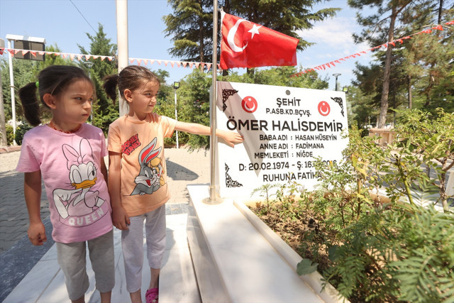 15 Temmuz kahramanı şehit Ömer Halisdemir'in kabrinde yoğunluk yaşanıyor - Resim: 0