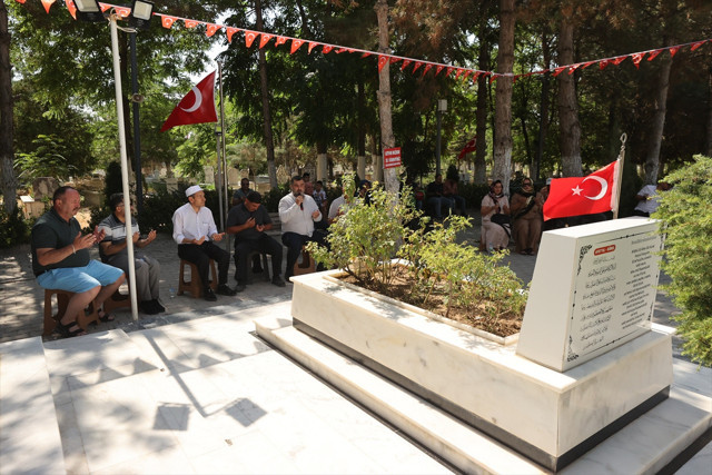 15 Temmuz kahramanı şehit Ömer Halisdemir'in kabrinde yoğunluk yaşanıyor - Resim: 1