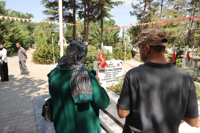15 Temmuz kahramanı şehit Ömer Halisdemir'in kabrinde yoğunluk yaşanıyor - Resim: 2