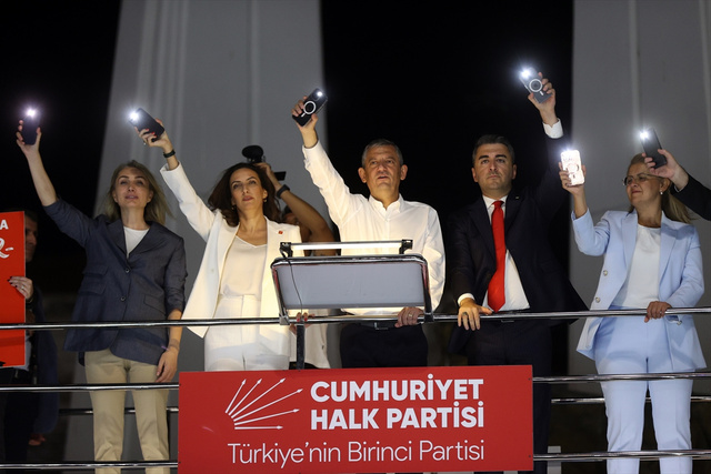 DEVA'dan istifa eden Evrim Rızvanoğlu ve Cem Avşar, CHP'ye katıldı - Resim: 0