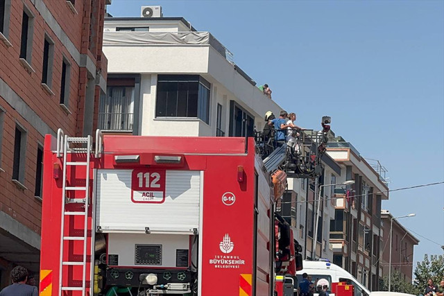 Avcılar'da yangın çıkan 5 katlı binada can pazarı! 2 kişi pencereden atladı - Resim: 0