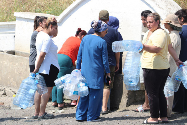 Çeşme'den sonra Tekirdağ'da da su krizi yaşanıyor! Bidonlarla taşıyorlar - Resim: 0