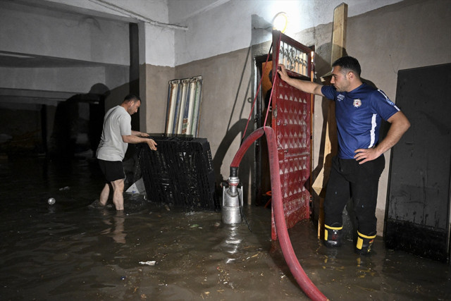 Ankara'yı sağanak vurdu! Kanalizasyon taştı, evleri su bastı - Resim: 1