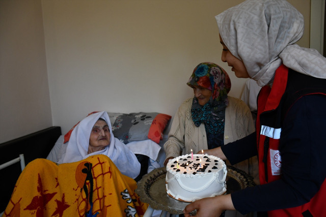 Torununun torununu gördü! Hatice nine 106. yaşını kutladı: Uzun ömrünü bakın neye borçlu... - Resim: 0