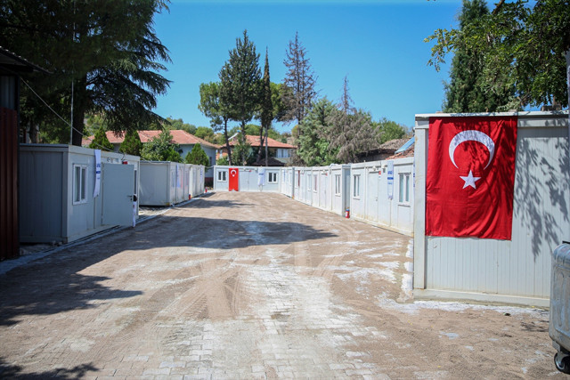 Balıkesir'de depremde evleri zarar görenler için konteynerler kuruluyor - Resim: 2