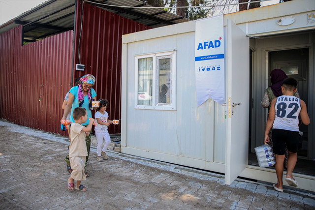 Balıkesir'de depremde evleri zarar görenler için konteynerler kuruluyor - Resim: 1