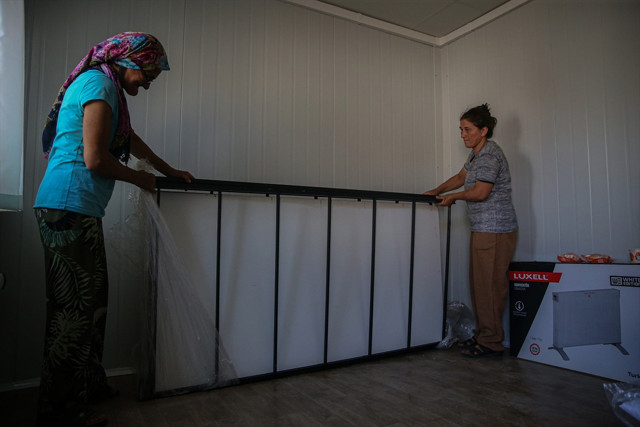 Balıkesir'de depremde evleri zarar görenler için konteynerler kuruluyor - Resim: 0