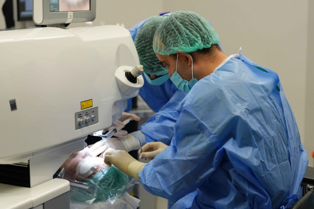 Banyoda düşen kadının hayatı altüst oldu! Kararan gözüne göz dövmesi ışık oldu - Resim: 3