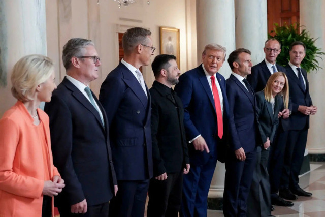 Trump mikrofonun açık kaldığını unuttu Macron'un kulağına fısıldadığı bomba söz - Resim: 0