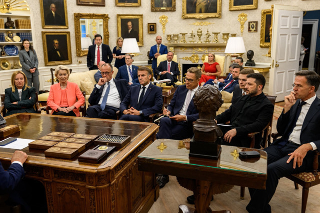 Trump mikrofonun açık kaldığını unuttu Macron'un kulağına fısıldadığı bomba söz - Resim: 3