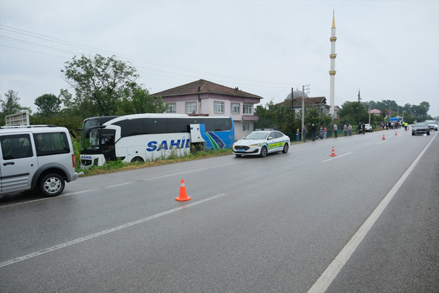 Samsun'da yolcu otobüsü yol kenarındaki 2 kişiye çarptı - Resim: 1
